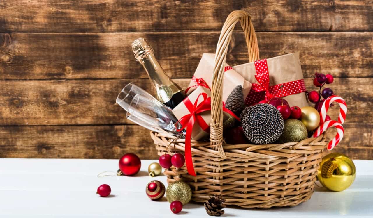 Cesta de Natal com vários itens natalinos