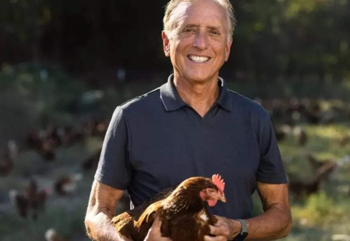 Imagem de Matt O'Hayer, o homem que faliu 50 empresas, segurando uma galinha de sua nova empresa.