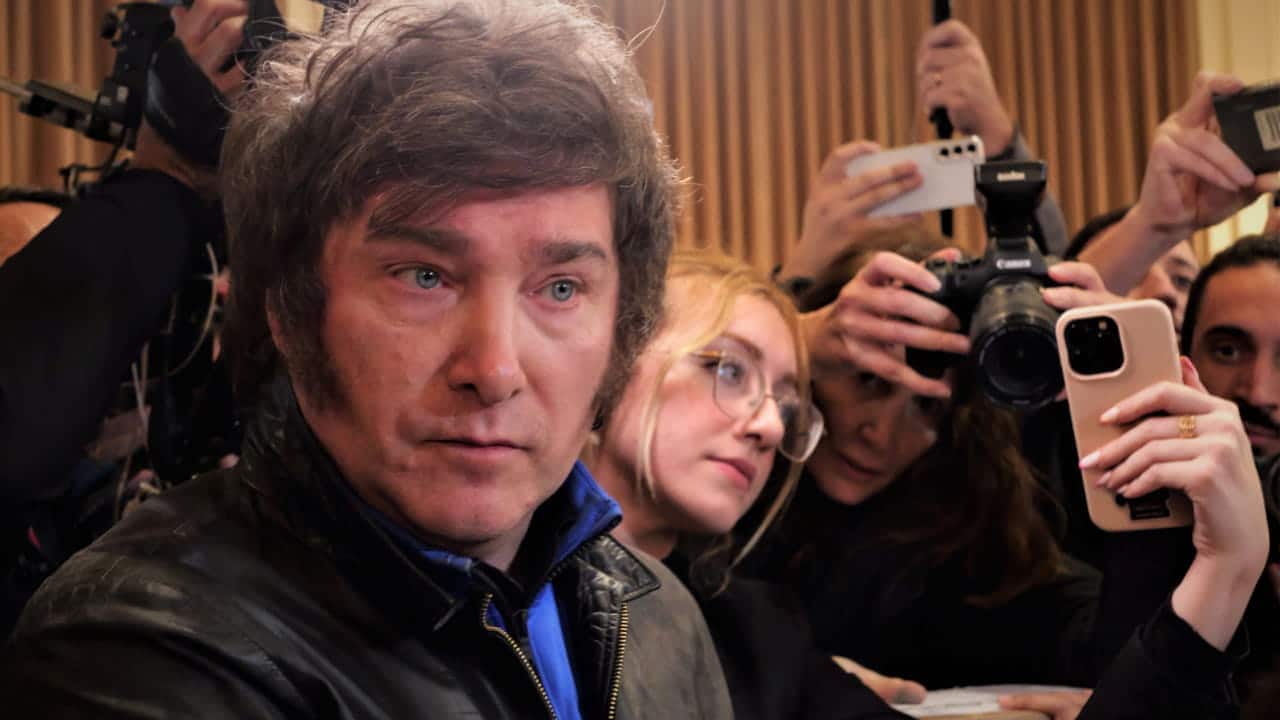 Javier Milei cercado de profissionais da imprensa bitcoin