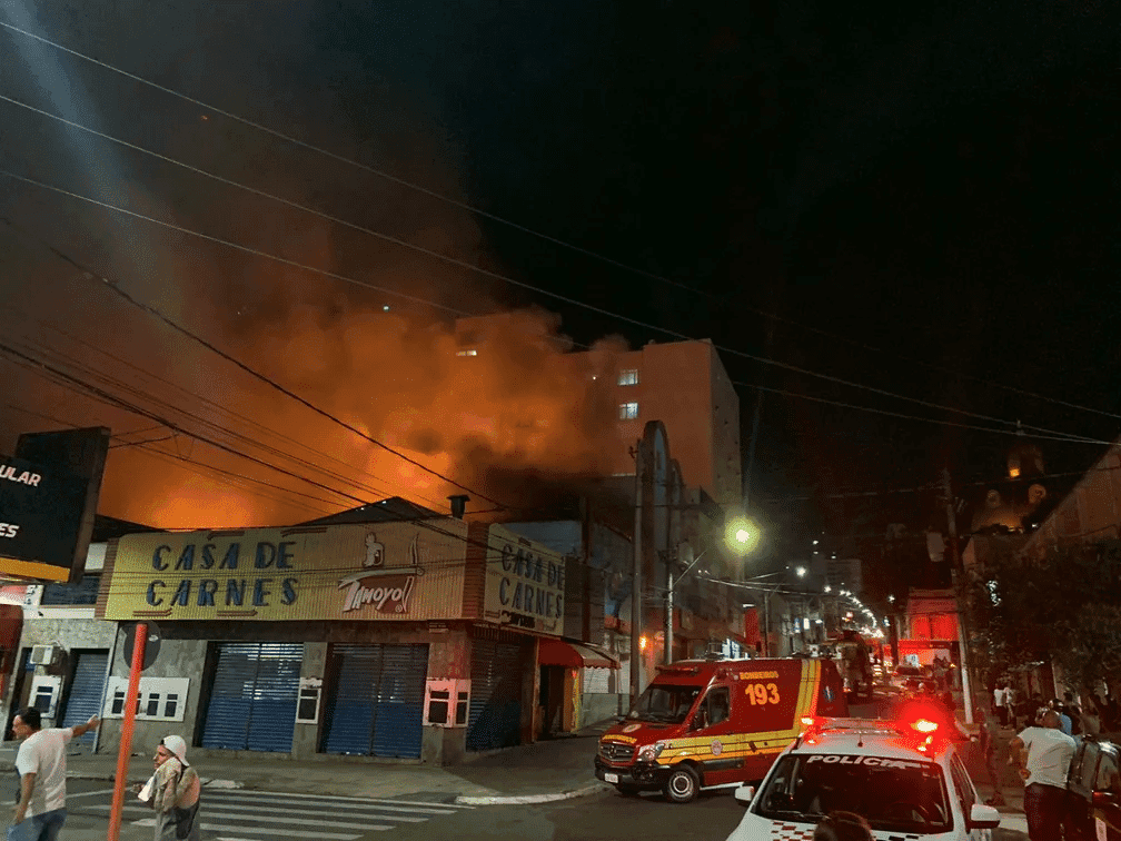 Loja destruída por incêndio