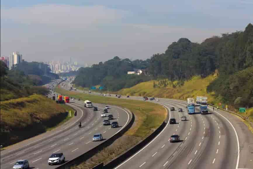 imagem mostra duas rodovias com carros e caminhões transitando