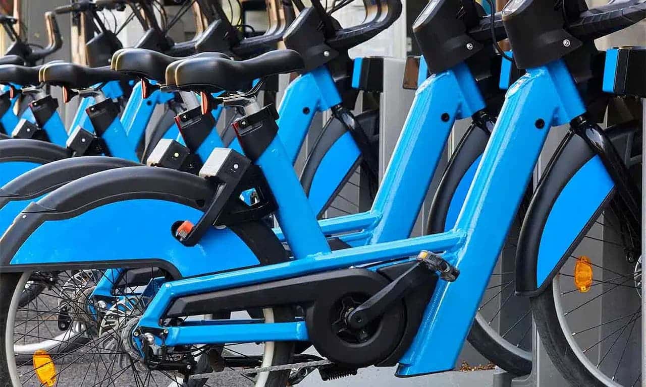 Bicicletas elétricas paradas