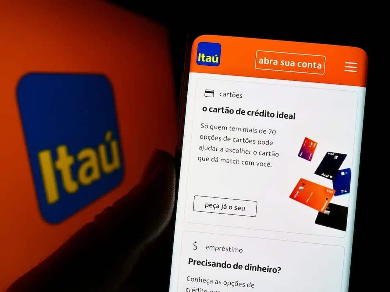 Imagem com o logo do Itaú e o aplicativo aberto, mostrando as possibilidades de Cartão de Crédito Itaú.