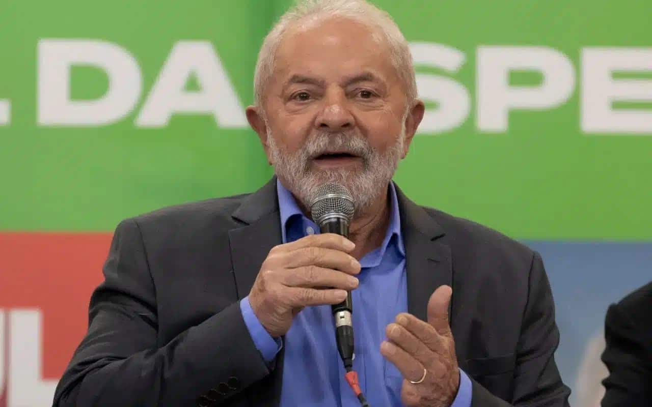 Presidente Lula discursando com microfone