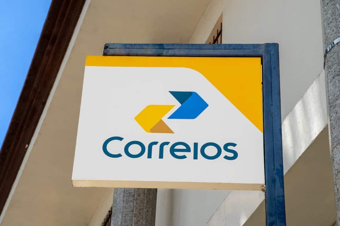 Fachada de uma agência dos Correios.