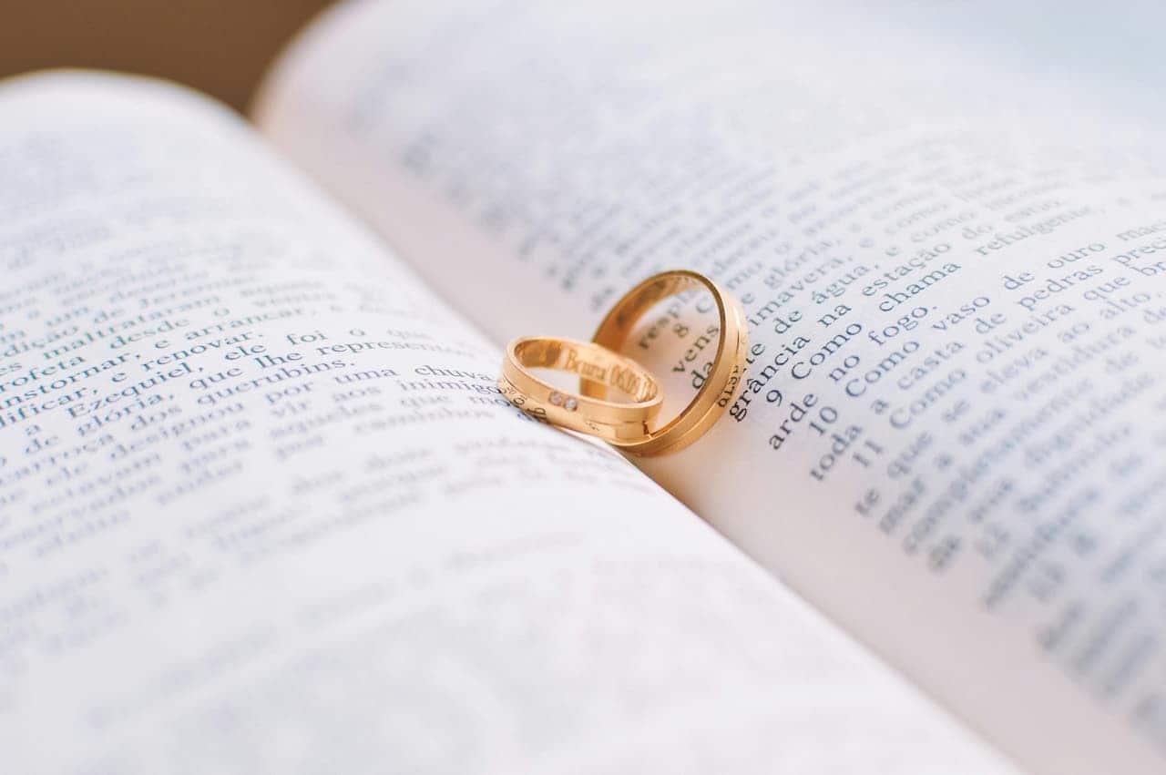 Imagem de duas alianças de casamento em cima de uma bíblia aberta