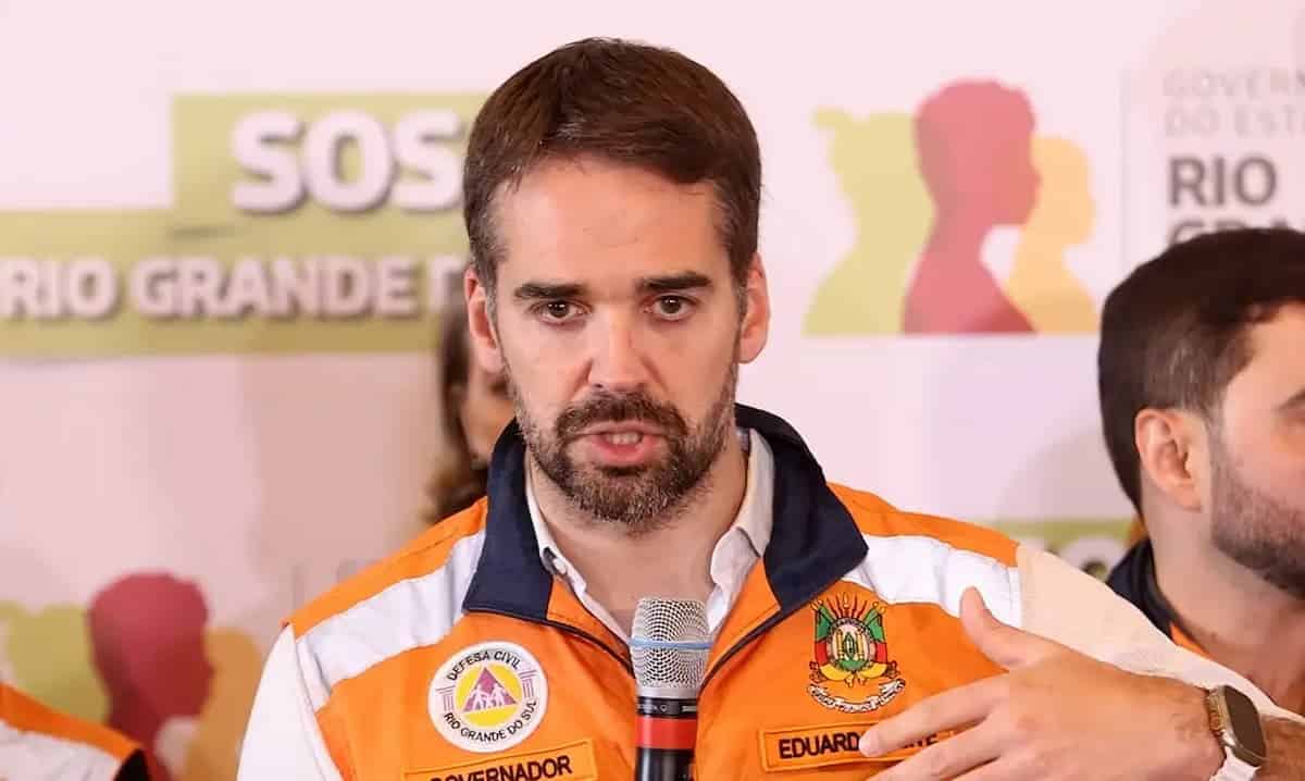 Governador do RS, Eduardo Leite, falando ao microfone.