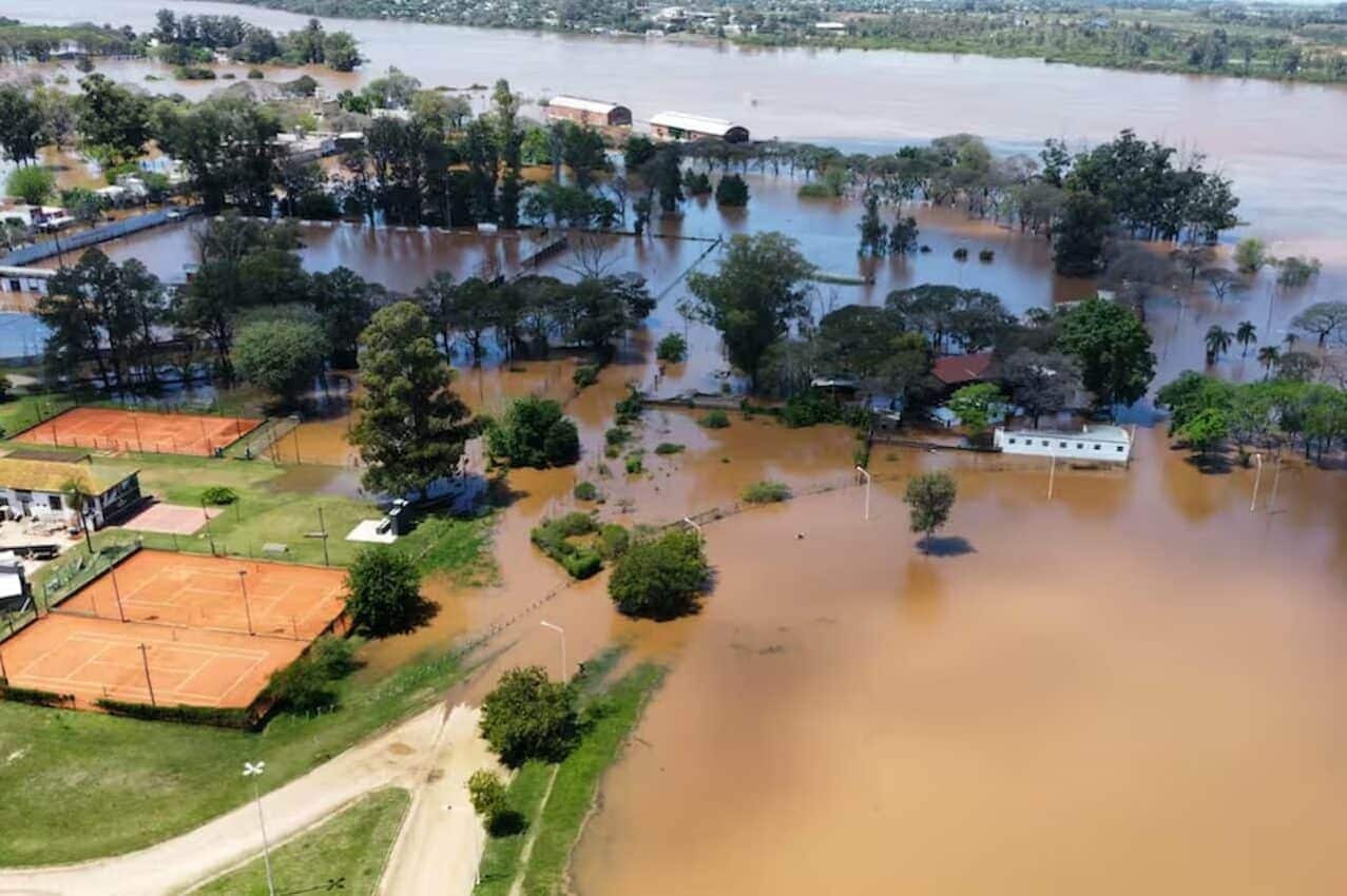Visão aérea da cidade de Concórdia, Uruguai, tomada pela enchente