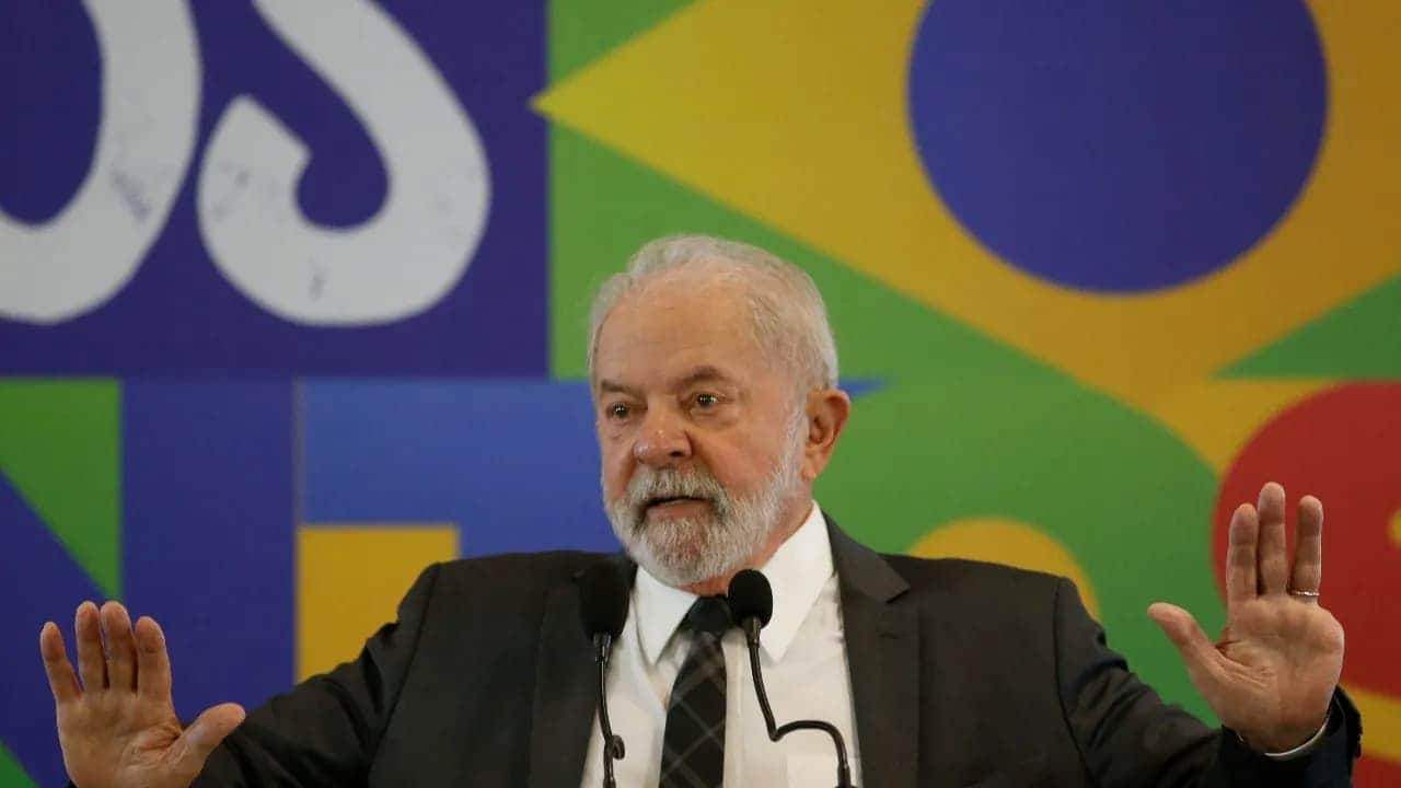 Imagem do Presidente Lula falando em um microfone