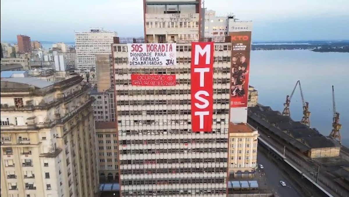 MTST ocupa prédio do INSS em Porto Alegre.