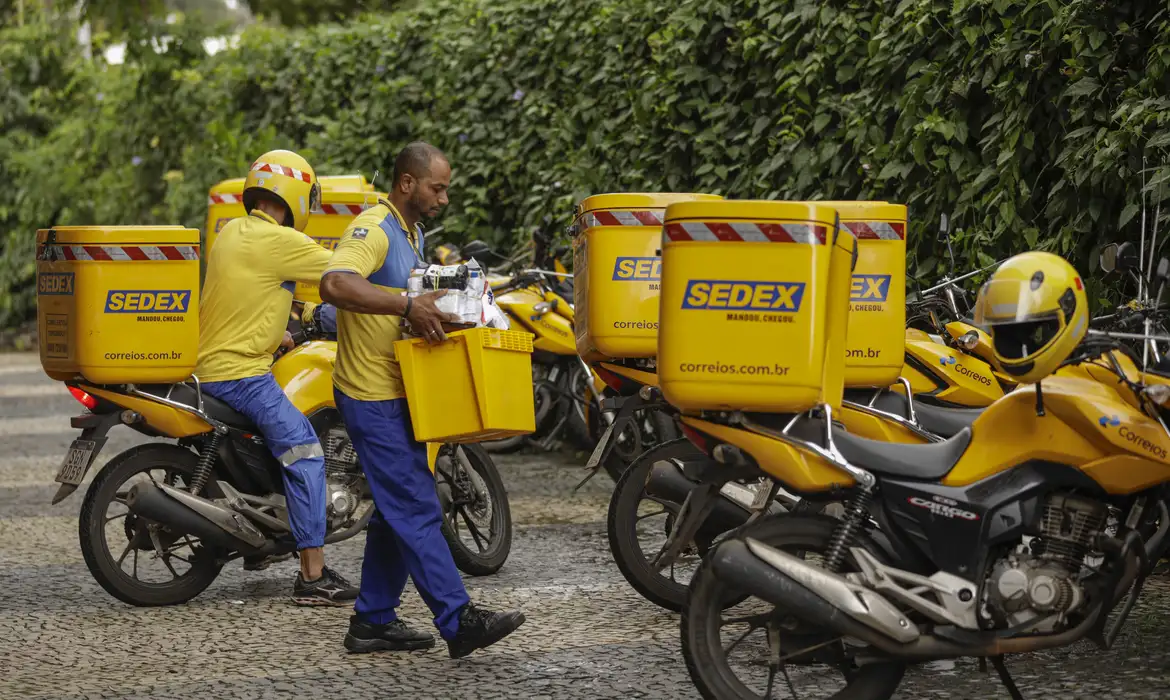 Atrasos nas entregas dos Correios: o que você pode exigir e como não cair em golpes