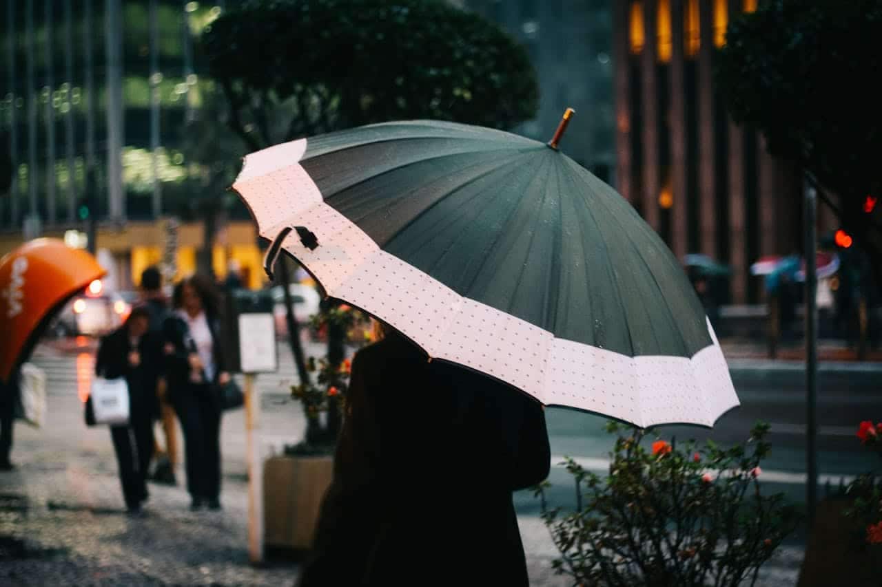 Frente fria chega ao país aliviando brevemente o calor
