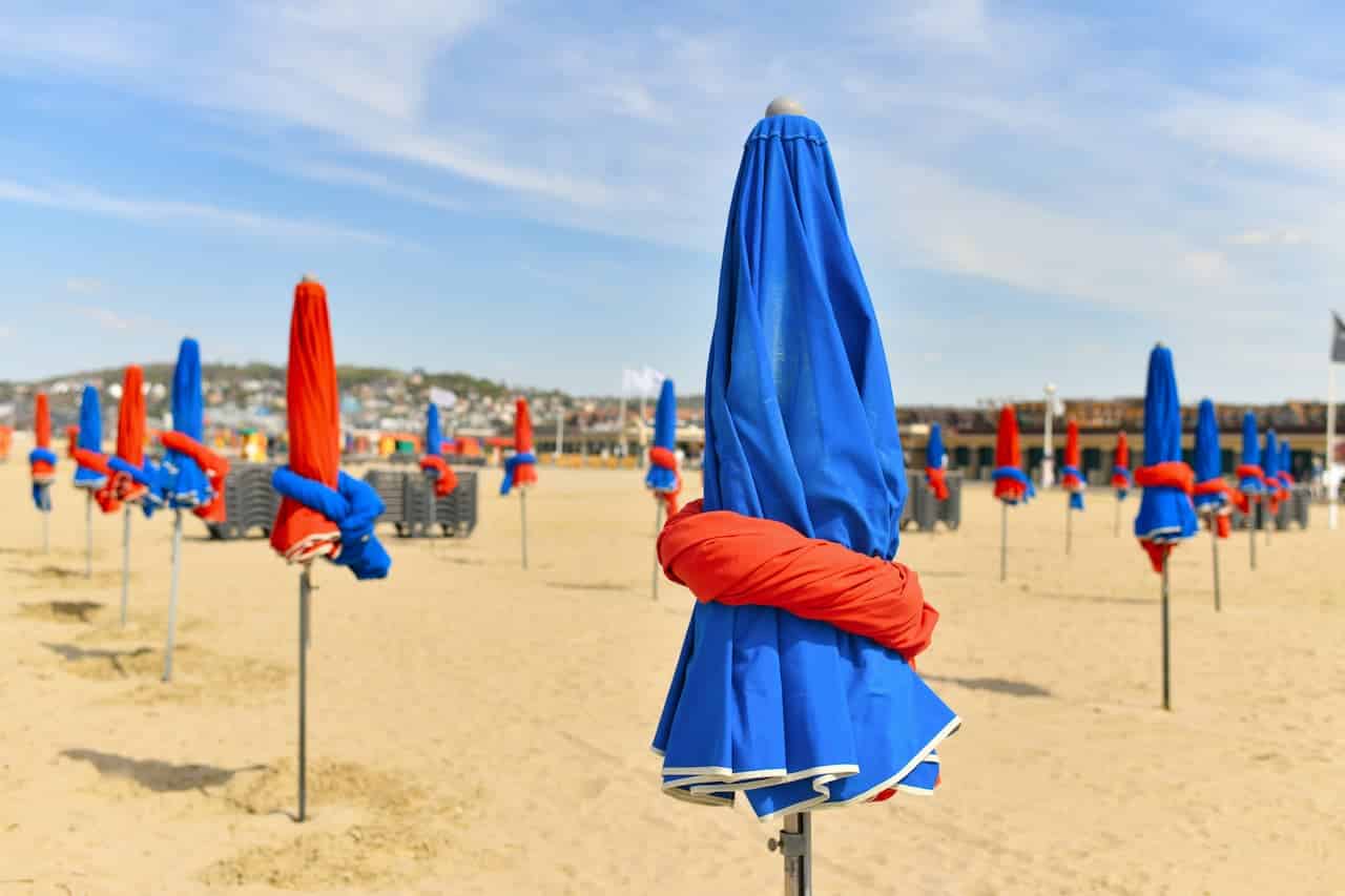 guarda-sol furo na areia