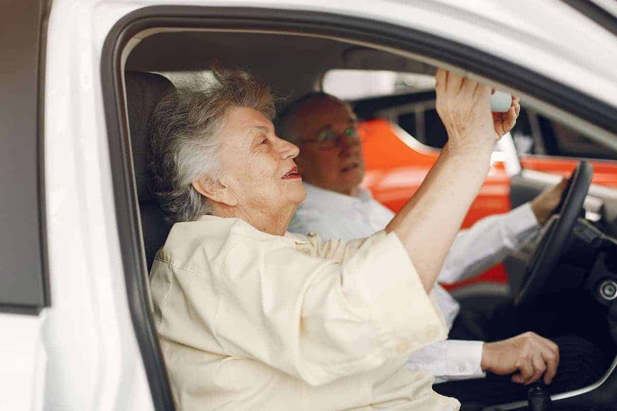 É verdade que idosos podem comprar carro novo pagando menos? Entenda