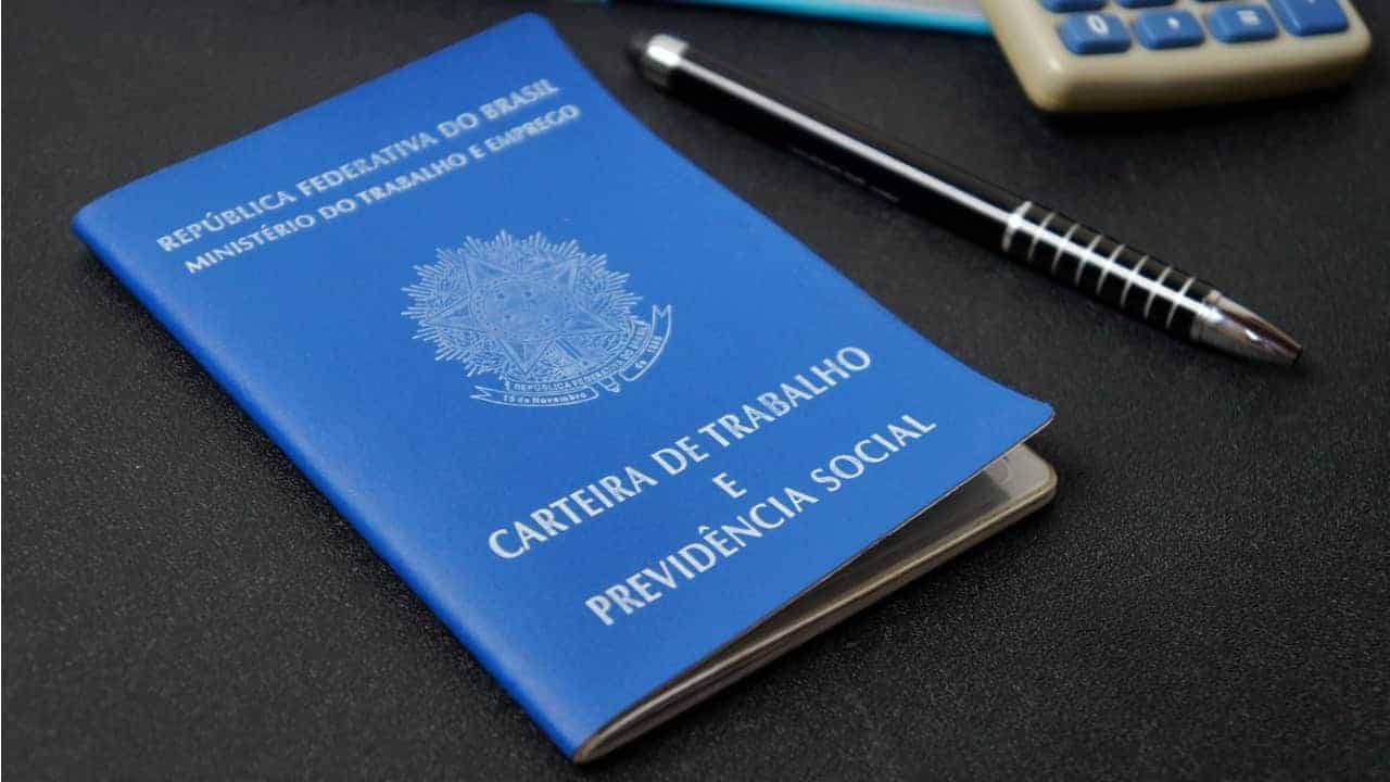 Seu salário atrasou? Entenda quando a retenção é legal e como agir