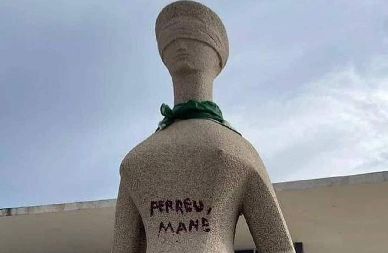 estátua stf