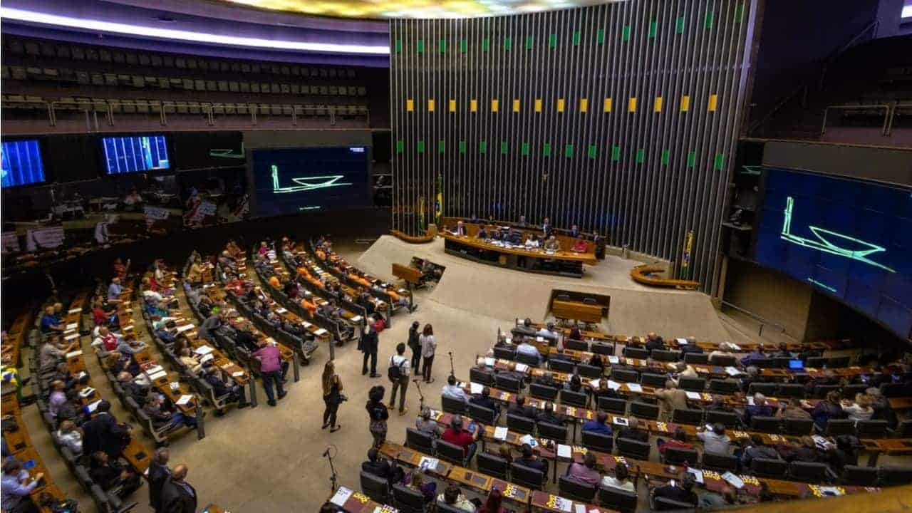 Mais da metade dos brasileiros sente vergonha do Congresso, STF e Lula, aponta pesquisa Datafolha