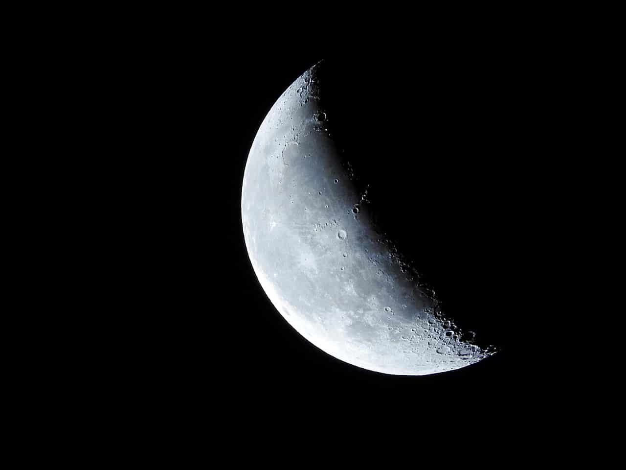 Lua crescente chega nesta sexta (4); confira o calendário lunar de abril NASA