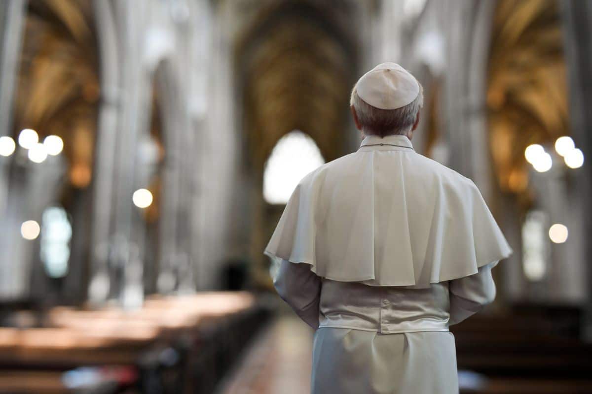 Novo papa é eleito no segundo dia do conclave e fumaça branca surpreende fiéis