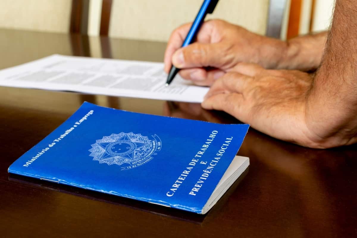 Carteira Ministério do Trabalho prorroga até 8 de agosto de 2025 o prazo para empregadores regularizarem declarações da RAIS de 1976 a 2022.