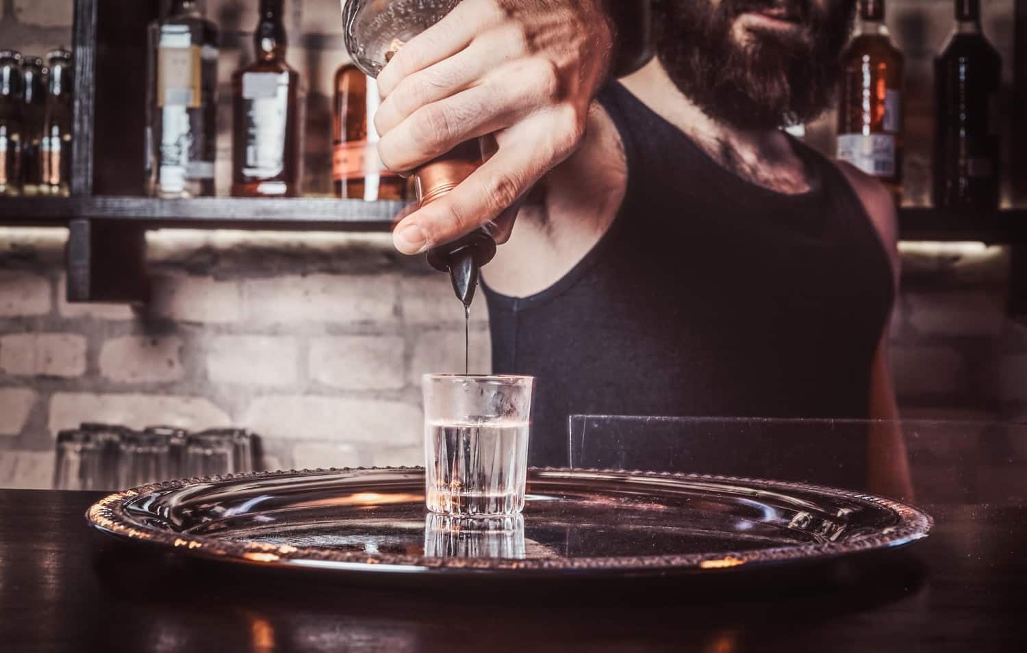 Nova lei alerta beber vodka pode pesar no bolso com multa salgada