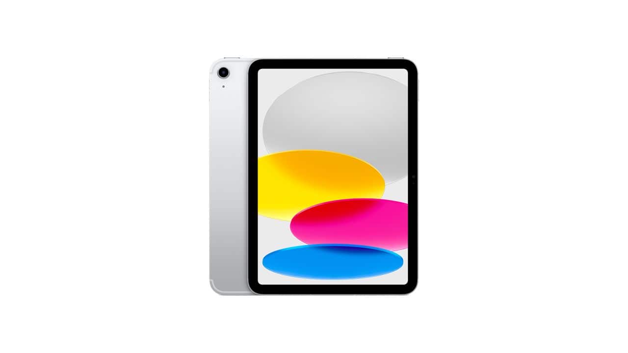 A Apple pode estar se preparando para apresentar mudanças importantes na sua linha de tablets. Segundo vazamentos publicados pelo portal Macrumors, a empresa planeja lançar duas versões do iPad 11 em 2026. A medida pode representar uma nova abordagem da marca ao oferecer mais espaço interno e preparar o dispositivo para integrar recursos de inteligência artificial. Os modelos, ainda em fase de desenvolvimento, são identificados pelos codinomes J581 e J582. Embora a Apple não tenha confirmado oficialmente as informações, os rumores indicam que as duas variações devem se diferenciar, principalmente, pela capacidade de armazenamento. Foco em armazenamento interno mais robusto Críticas aos modelos com pouco espaço Uma das maiores críticas dos usuários em relação aos iPads de entrada da Apple sempre foi a limitação do espaço interno. Atualmente, o iPad 11 de 2025 é vendido com opções de 128 GB, 256 GB e 512 GB. Com a possível eliminação da versão de 128 GB na linha de 2026, a empresa sinaliza que pretende abandonar as capacidades mais modestas. Alternativa ao uso forçado do iCloud O movimento é interpretado por especialistas como uma resposta direta às reclamações dos consumidores, que frequentemente precisam contratar planos do iCloud para suprir a falta de espaço local nos dispositivos. A eliminação do modelo de menor capacidade pode ser um passo importante para oferecer uma experiência mais completa aos usuários. Apple Intelligence pode estrear na linha de entrada Suporte à inteligência artificial Outra aposta dos analistas é que o novo iPad 11 de 2026 venha equipado com suporte ao Apple Intelligence, o novo conjunto de recursos de inteligência artificial da empresa. Atualmente, os modelos de iPad mais básicos não contam com suporte a esses recursos, por exigirem processadores mais avançados e espaço de armazenamento maior. IA acessível a mais usuários Ao eliminar a versão de 128 GB e possivelmente adotar um chip mais poderoso, a Apple pode finalmente levar experiências baseadas em IA para a linha de entrada dos seus tablets, ampliando o acesso a ferramentas como resumos automáticos, sugestões contextuais e edição assistida de imagens e vídeos. Possível lançamento na primavera norte-americana Expectativa para o segundo trimestre Ainda de acordo com o relatório do Macrumors, o lançamento do iPad 11 2026 está previsto para o segundo trimestre do ano que vem, coincidente com o início da primavera nos Estados Unidos. Esse período costuma ser estratégico para a Apple, que historicamente apresenta novidades entre os meses de março e junho. Desenvolvimento já em andamento Embora os detalhes técnicos ainda sejam mantidos em sigilo, o fato de o desenvolvimento dos modelos já estar em andamento indica que a Apple tem planos bem definidos para esse produto. Estratégia da Apple reflete mudança no perfil do consumidor Uso mais exigente dos tablets Nos últimos anos, o perfil de quem consome iPads vem mudando. De simples ferramentas de navegação e consumo de mídia, os tablets da Apple passaram a ser utilizados em ambientes educacionais, profissionais e de criação de conteúdo. Linha de entrada mais alinhada com o mercado A introdução de apenas dois modelos do iPad 11 pode ser uma maneira de simplificar o portfólio e, ao mesmo tempo, atender a essas novas demandas. A empresa pode abandonar a oferta de modelos com especificações básicas, focando em entregar produtos que se alinhem com as expectativas de desempenho do público atual. Expectativas para o novo chip do iPad 11 Chip A ou M1? Ainda não se sabe qual será o processador utilizado na próxima geração do iPad 11, mas há especulações de que a Apple adote um chip da linha A ou mesmo o M1, presente em versões mais robustas de iPads anteriores. Desempenho e durabilidade Além disso, a performance do novo chip poderá influenciar a longevidade do dispositivo, um fator cada vez mais levado em consideração por consumidores que desejam investir em tecnologia durável e compatível com futuras atualizações do sistema operacional. Possíveis impactos no mercado de tablets Concorrência e segmentação A decisão de lançar apenas dois modelos do iPad 11 pode impactar diretamente o mercado de tablets, especialmente no segmento intermediário. Outras fabricantes, como Samsung e Xiaomi, também têm focado em oferecer modelos com mais armazenamento interno e compatibilidade com recursos avançados de software. Apple mantém liderança no setor A Apple, tradicionalmente líder no setor, pode consolidar ainda mais sua posição ao alinhar desempenho, inteligência artificial e experiência do usuário em produtos acessíveis, mas com alto valor agregado. Conclusão O possível lançamento de duas versões do iPad 11 em 2026, com mais espaço interno e foco em inteligência artificial, representa um passo significativo na evolução dos tablets da Apple. A medida pode agradar consumidores que buscam desempenho, armazenamento e longevidade em um único dispositivo. Caso os rumores se confirmem, a empresa deixará de oferecer modelos com capacidade limitada, como os de 128 GB, e poderá abrir espaço para a integração de recursos mais avançados, como o Apple Intelligence, mesmo em sua linha de entrada.