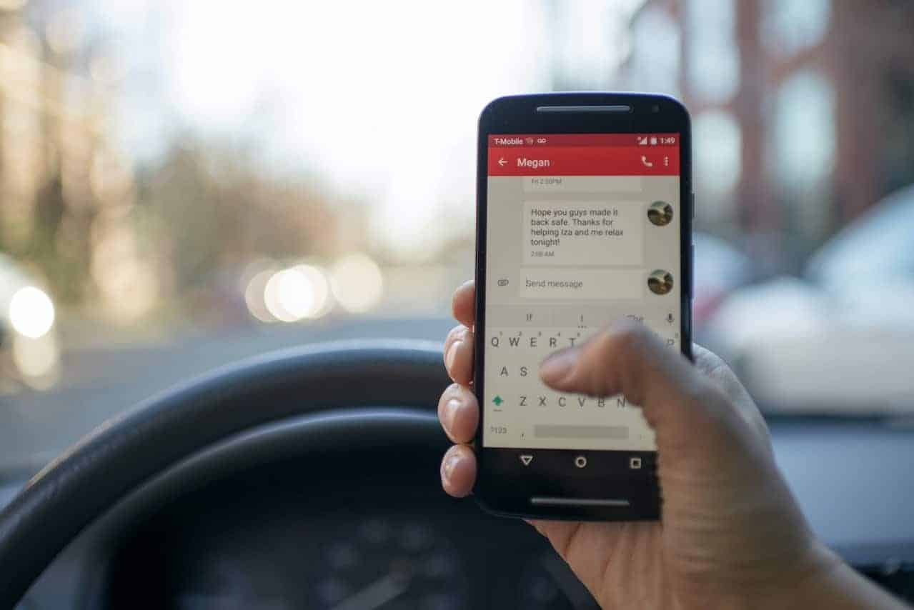Celular no carro parado: atitudes que podem resultar em multa