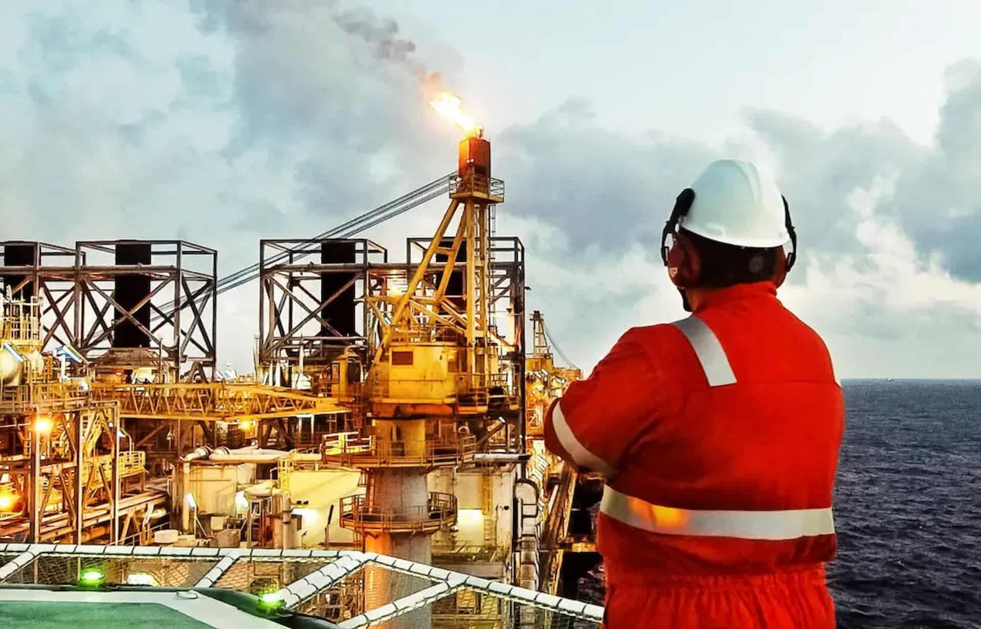 Petroleiro em plataforma foto Petrobras 1024x657.jpg