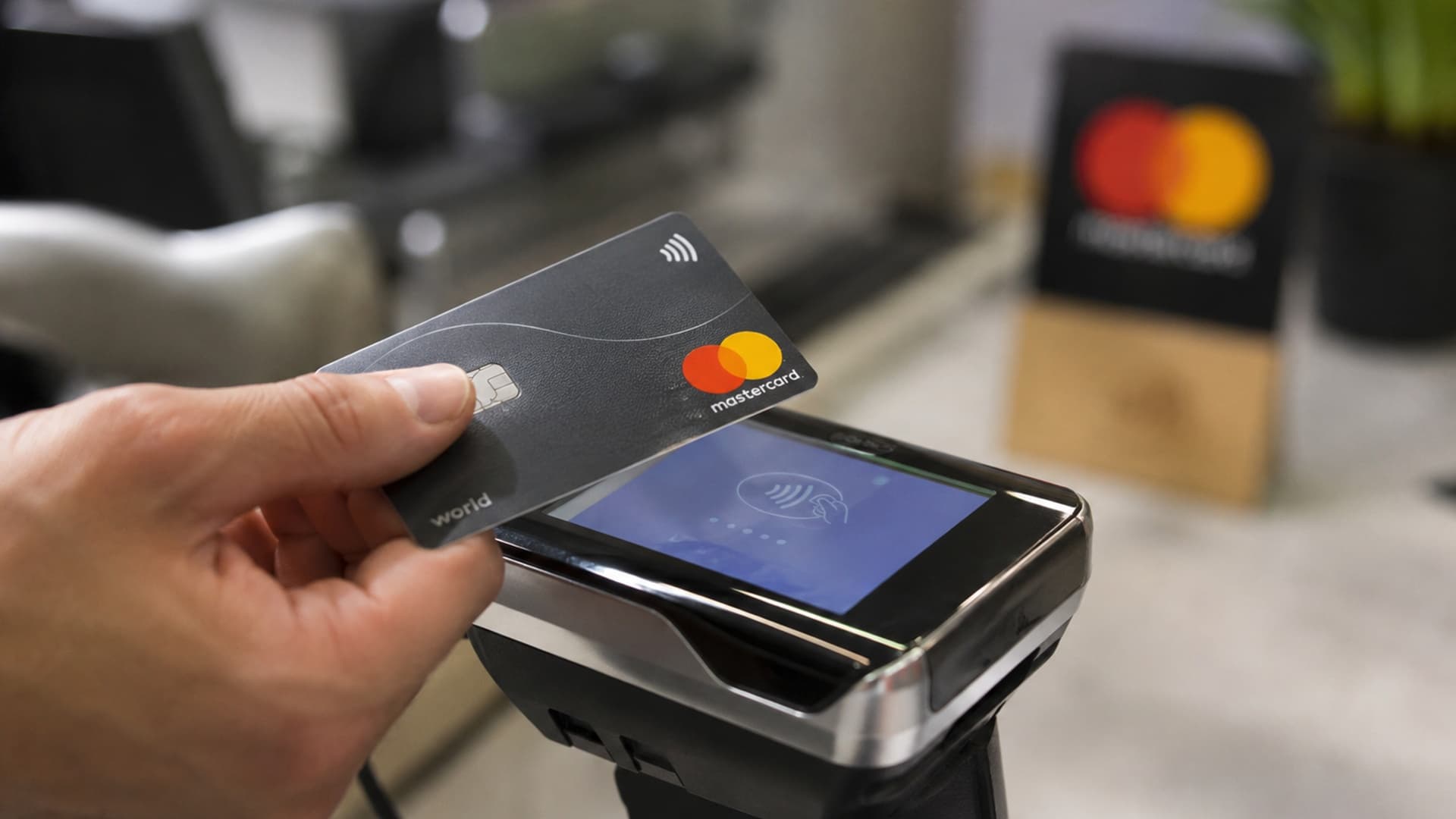 Cartões Mastercard deixarão de usar senha em pagamentos, afirma presidente da empresa