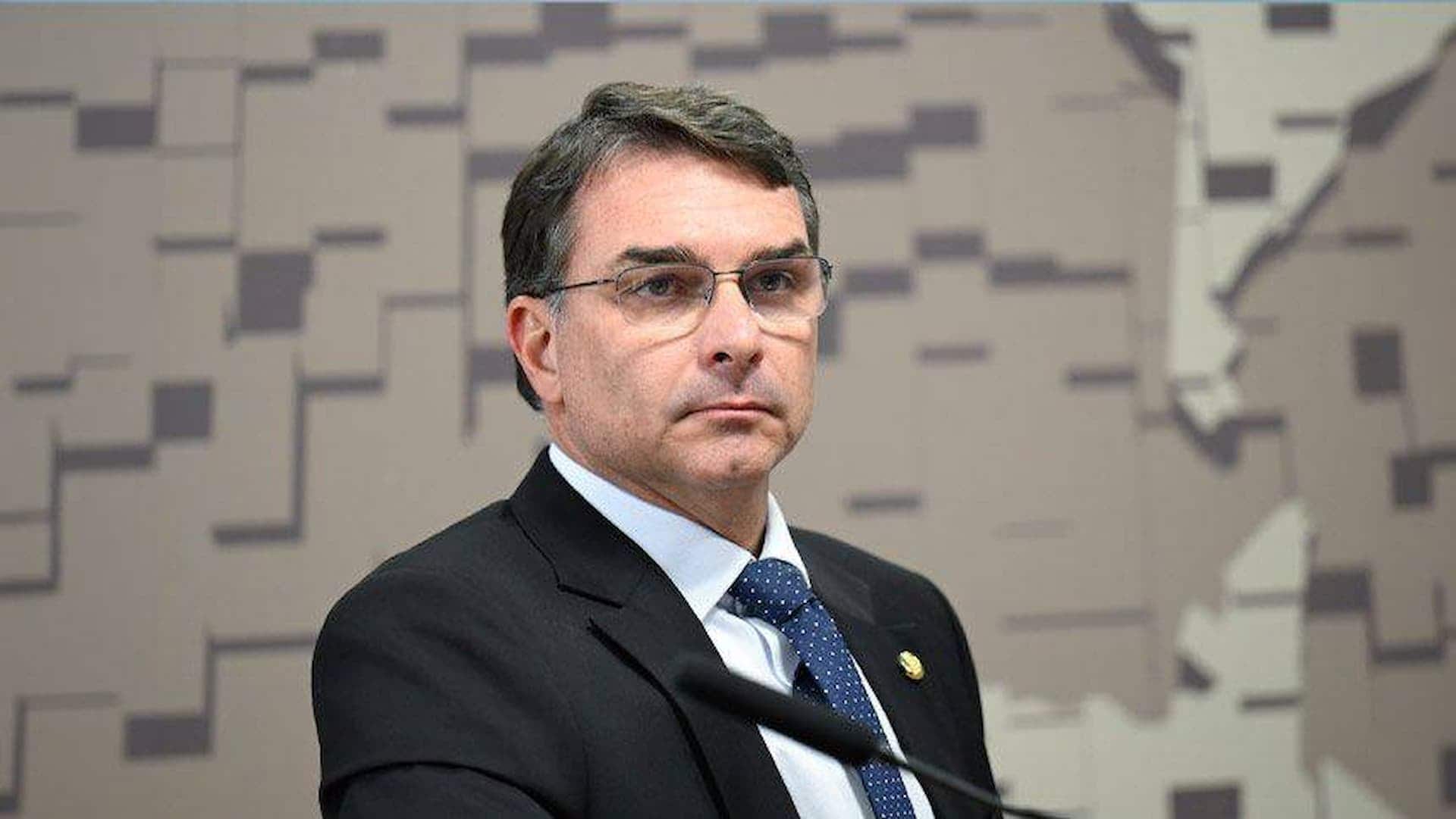 Flávio Bolsonaro afirma aos EUA que PIX e cartão têm funções diferentes