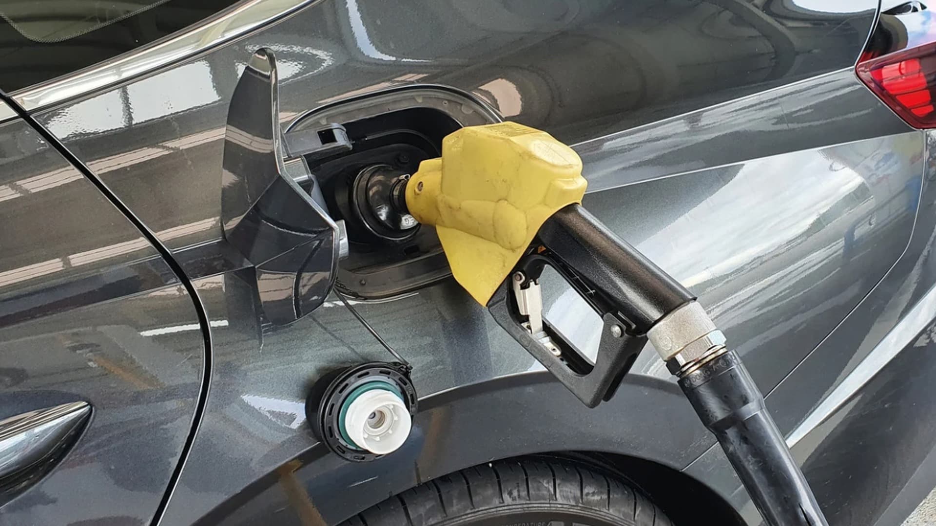 Alta da gasolina nos EUA chega a 30%; Trump cobra preços menores