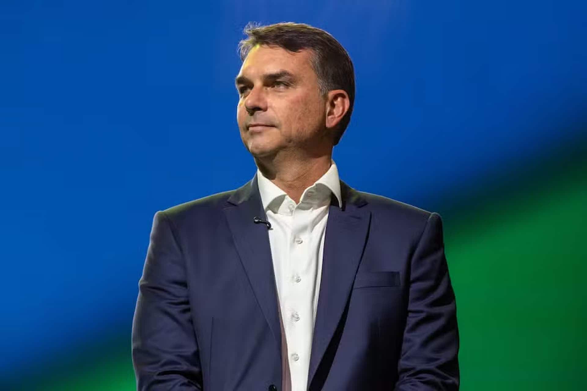 Flávio diz que aceitará decisão das urnas, independentemente do resultado