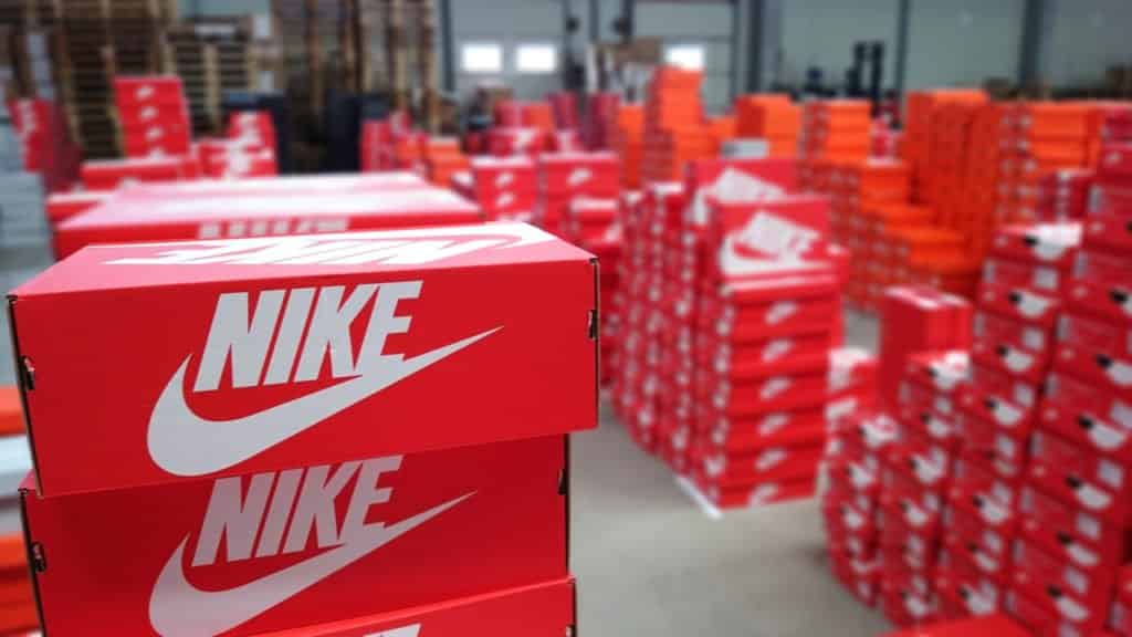 Várias caixas de tênis da Nike empilhadas em um estoque.