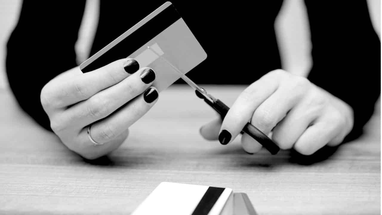 Cuidado: substituir cartões de crédito antigos por um digital pode despencar seu score