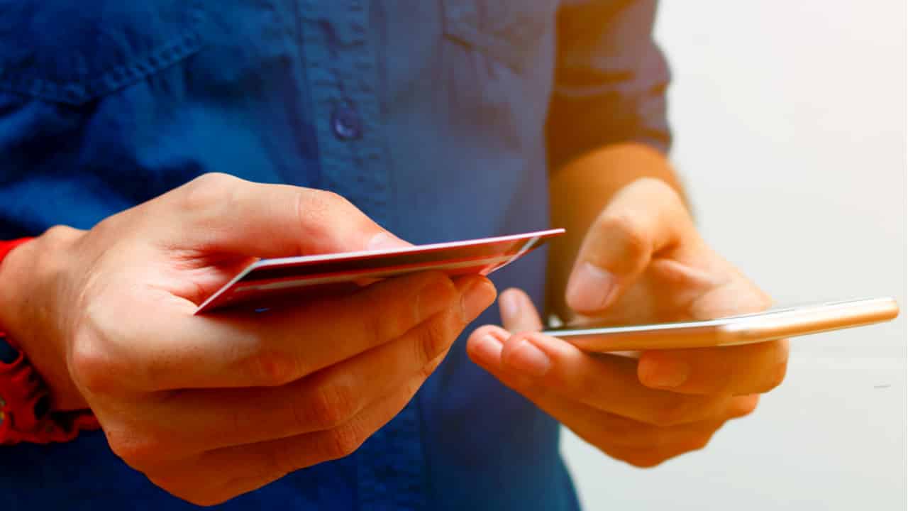 Crédito ou débito: qual pagamento aumenta seu score?