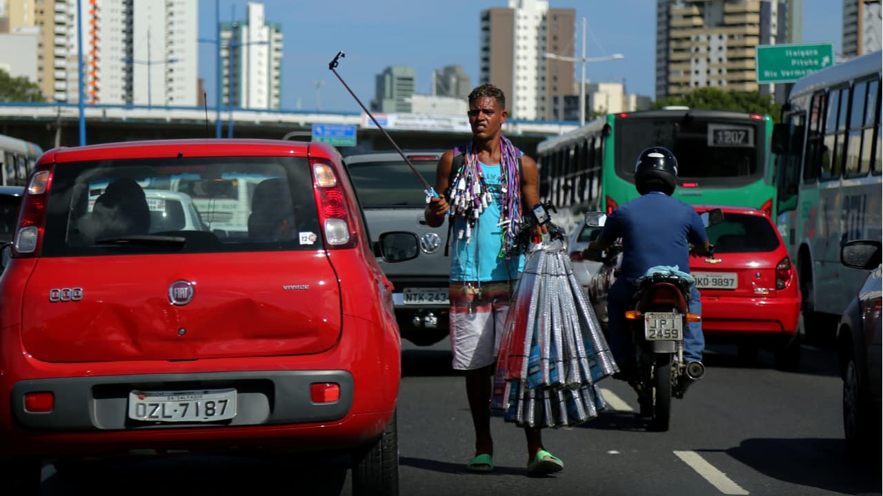 Governo anuncia auxílio de R$ 200 por mês a trabalhadores informais