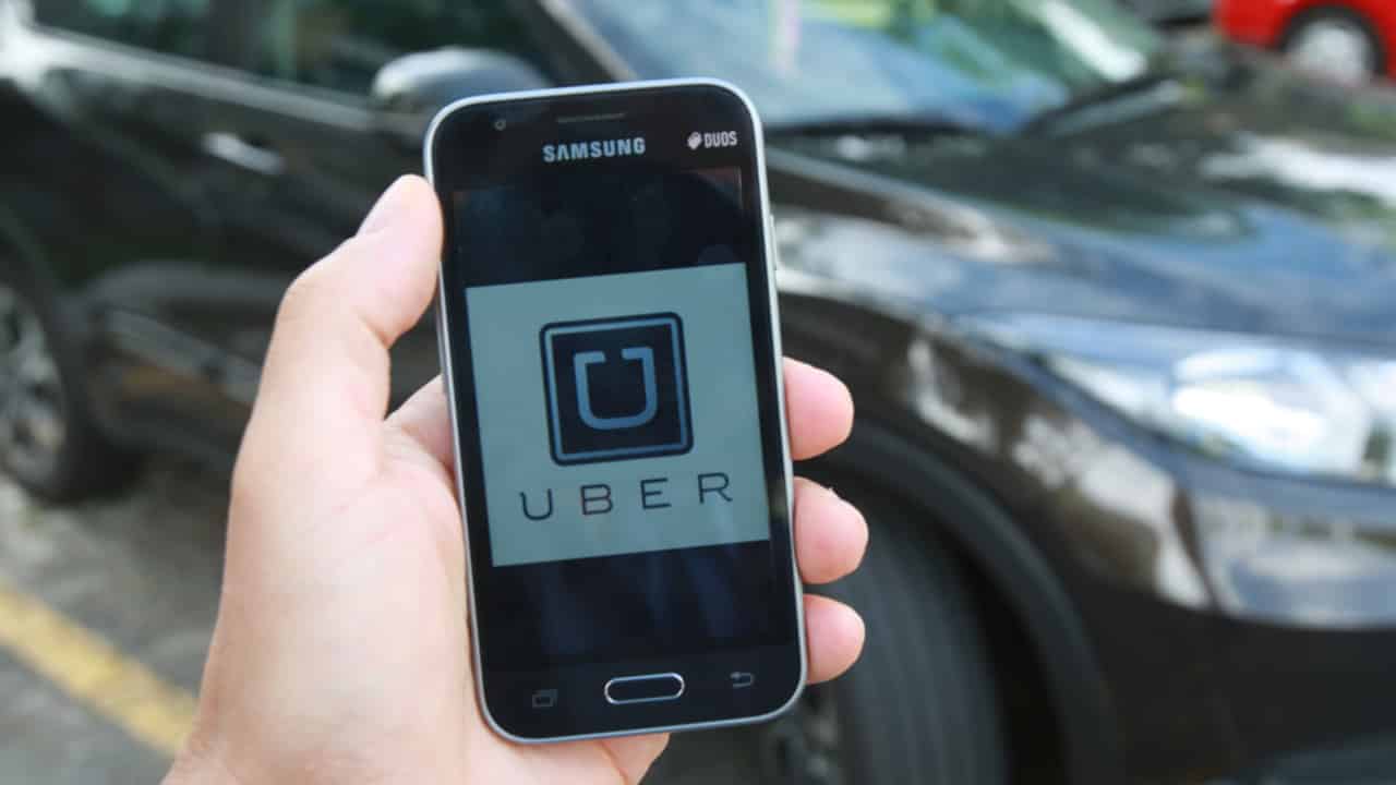 Motoristas de app enfrentam queda nas corridas e aumento do risco de contrair coronavírus