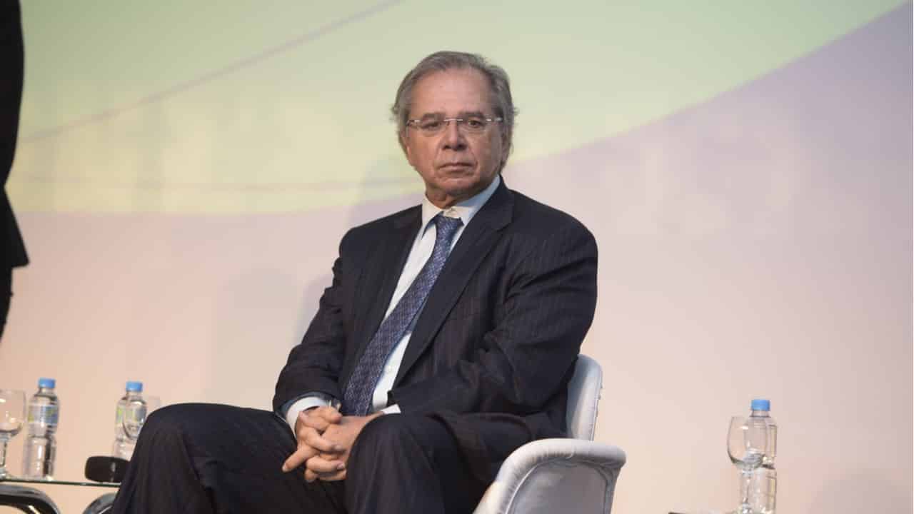 Paulo Guedes chama clientes de bancos de “trouxas” durante live com o Itaú