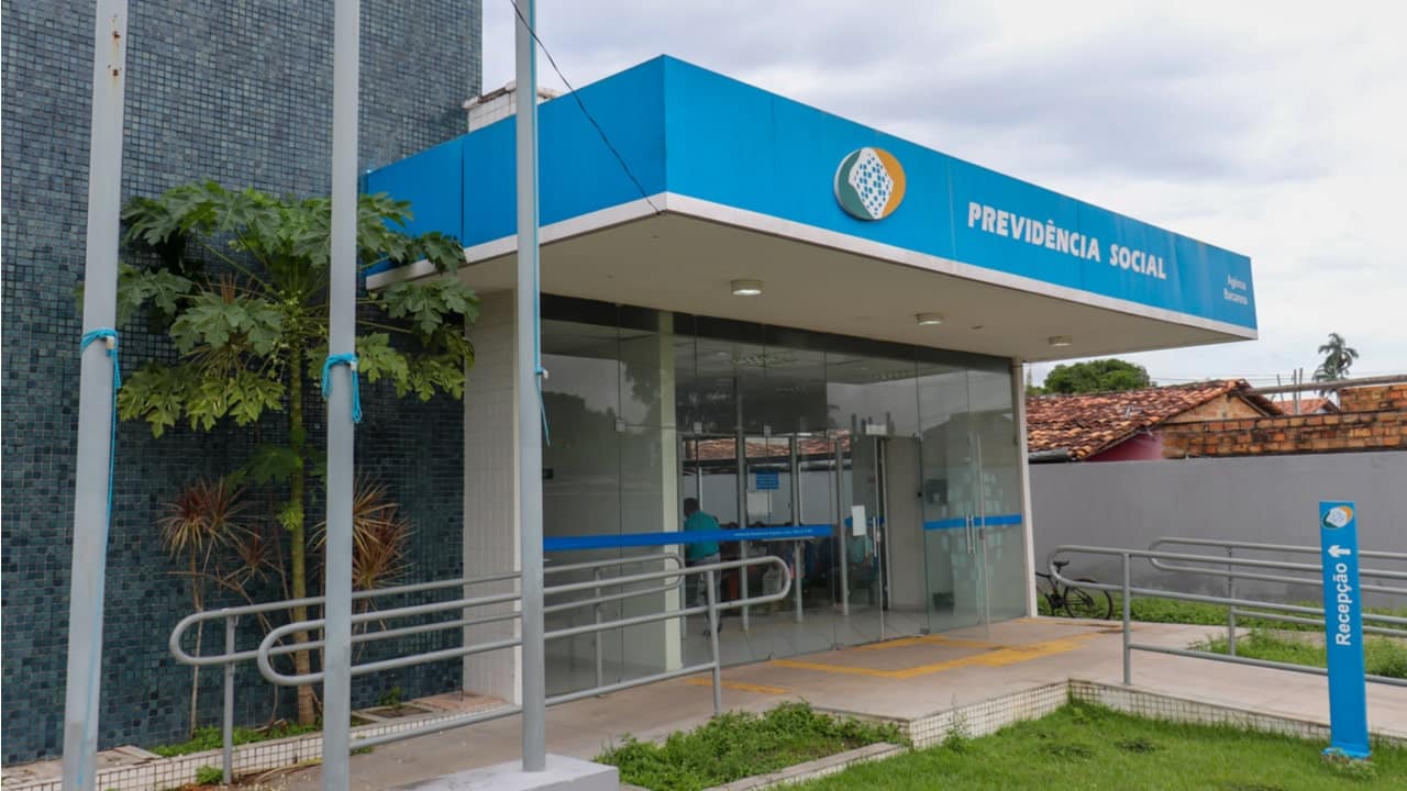 Aposentados do INSS começam a receber segunda parcela do 13º hoje. Confira o calendário