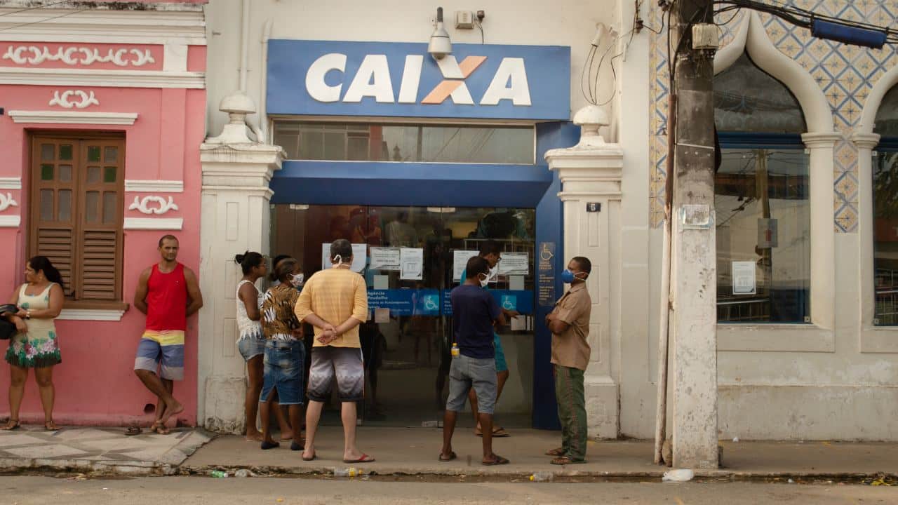 Caixa zerou filas nas agências e diz que população não precisa madrugar