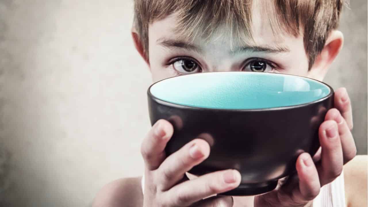 Proposta torna renda básica permanente de até 3 salários mínimos por família