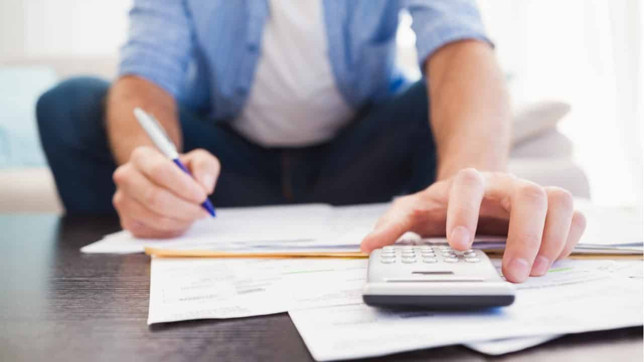Fazer um empréstimo bancário para pagar dívidas