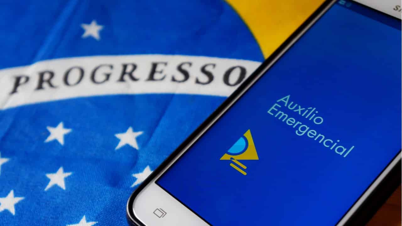 Veto de Bolsonaro exclui pais solteiros, motoristas de aplicativo e catadores do Auxílio Emergencial