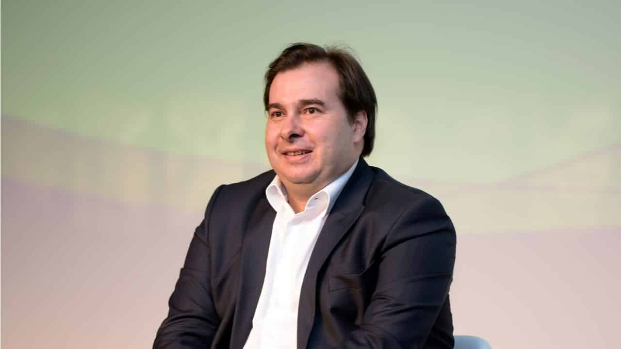 Maia contraria Bolsonaro e diz que estender auxílio emergencial não quebrará o País