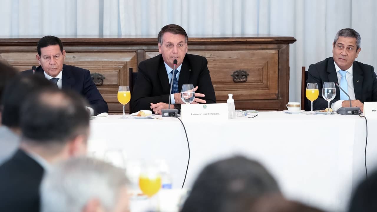 Bolsonaro diz que aumenta Auxílio Emergencial para R$ 1.000, se sair do salário dos deputados