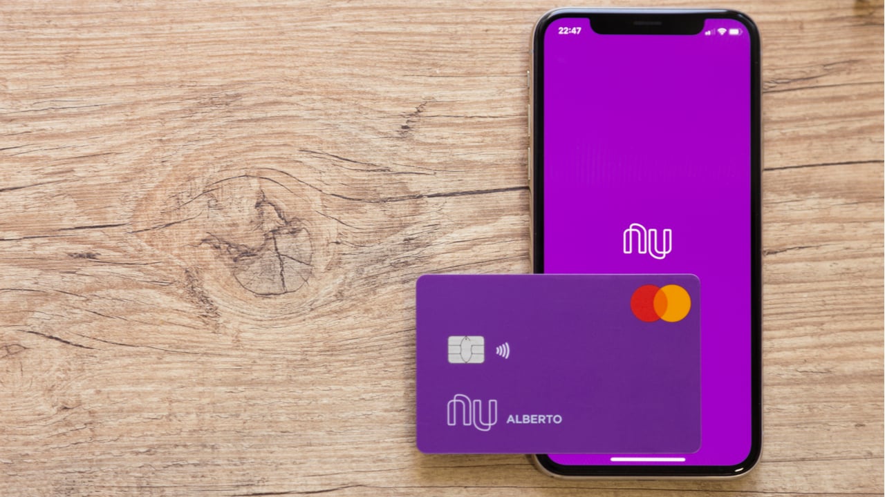 Saiba como recarregar seu celular pelo cartão de crédito ou conta Nubank