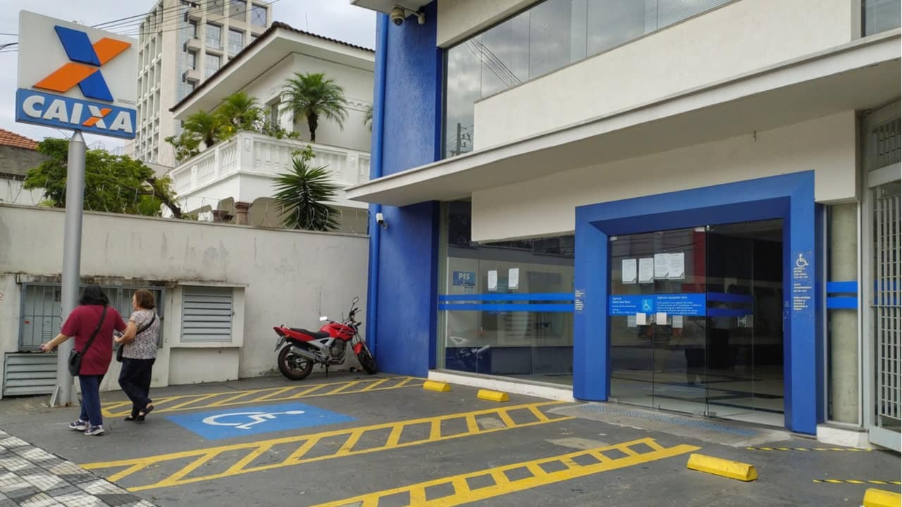 Auxílio emergencial: Caixa abre 680 agências neste sábado para saque em espécie