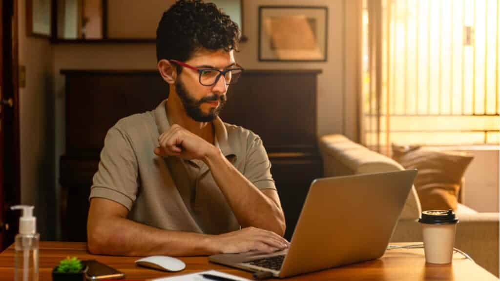 Homem trabalhando no notebook