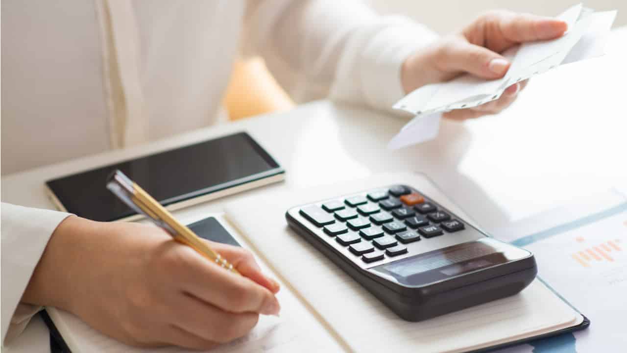 Mais da metade dos brasileiros não consegue pagar todas as despesas com auxílio emergencial