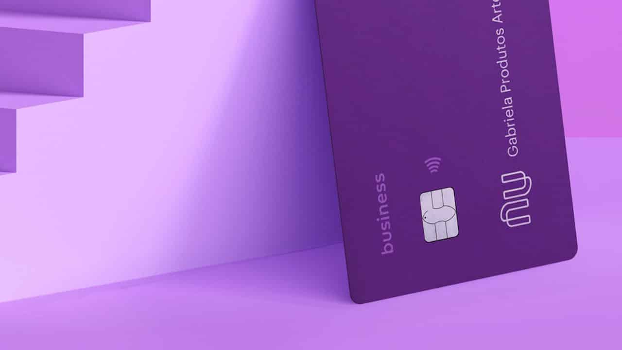 Nubank libera primeiro cartão para conta PJ, na cor roxa mais escura